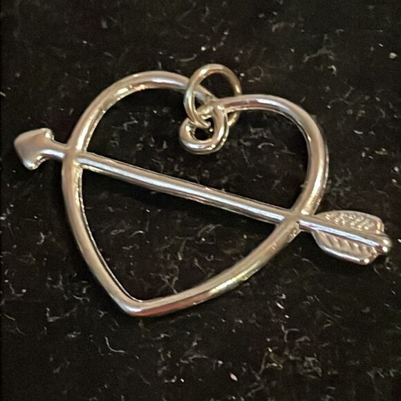 1” x 1.5” reversible silver tone open heart with arrow pendant with jump hoop - Picture 4 of 12